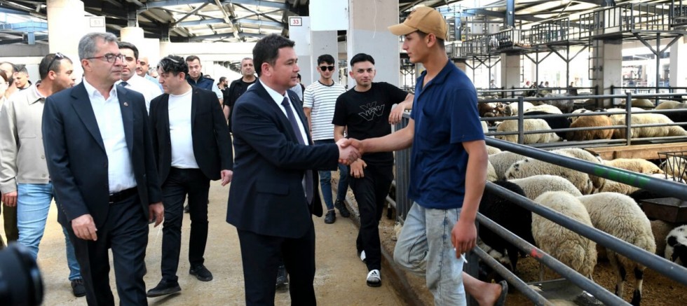 Kurban pazarına giden Başkan Aydın'ın vatandaştan isteği var