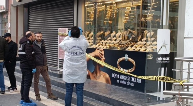 Kuru sıkı tabancayla kuyumcu soygunu: 1 kilo altın çalındı