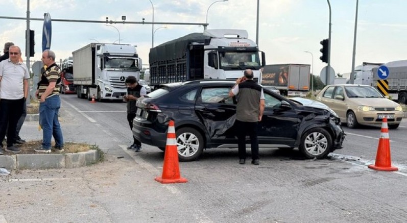 Kütahya'da iki otomobil çarpıştı: 5 yaralı