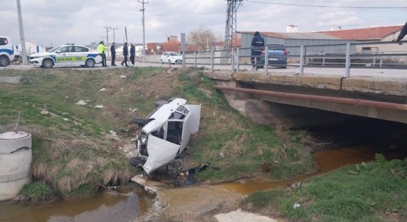 Kütahya'da otomobille çarpışan araç dereye uçtu: 3 yaralı