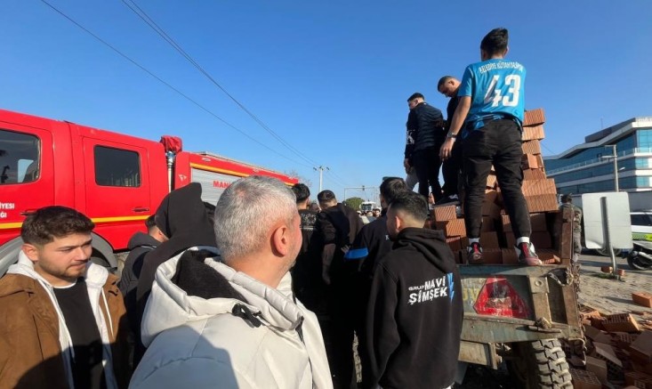 Kütahyaspor taraftarı, yaralı sürücünün yardımına koştu