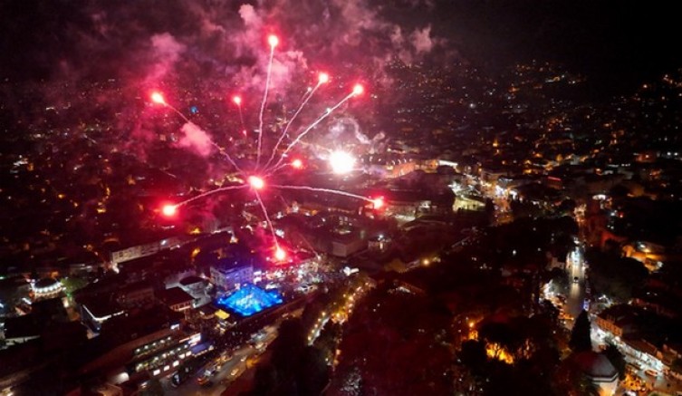 Kutlamalara havai fişekli final