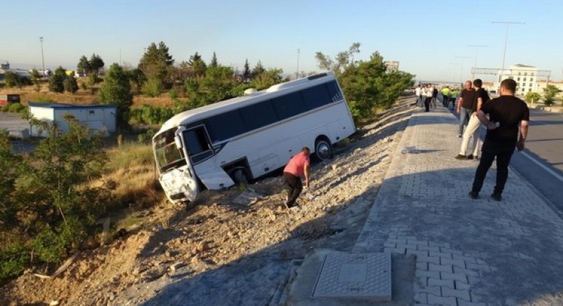 Lastiği patlayan servis aracı şarampole devrildi: 5 yaralı