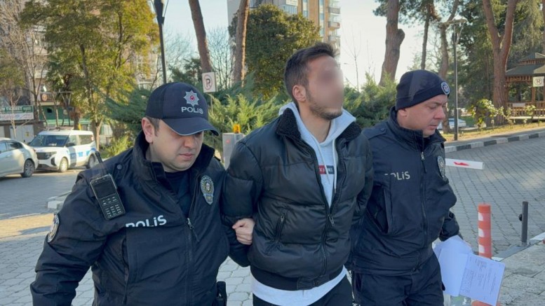 Lise öğrencisinin boynuna bıçak dayamıştı