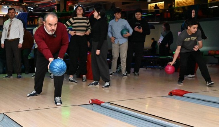 Liseliler bowlingle stres atıyor