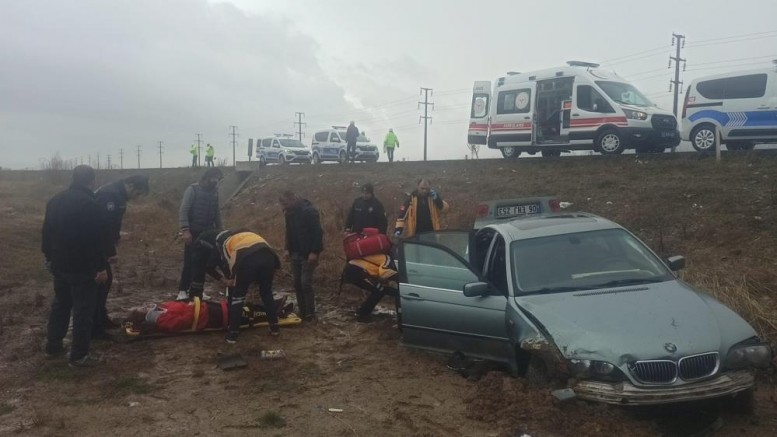Lüks araç şarampole devrildi: 3 yaralı