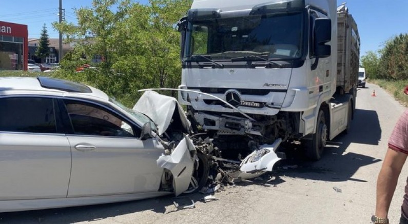 Lüks otomobil hurdaya döndü, sürücü ağır yaralandı