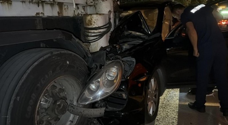 Lüks SUV park halindeki tıra çarptı: 1 yaralı
