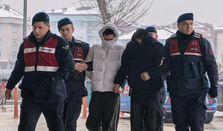 Mahalleyi internetsiz bırakan hırsızlar yakalandı