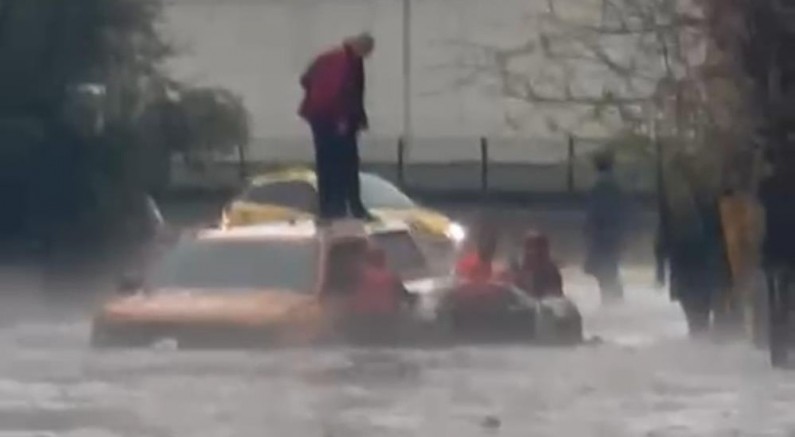 Mahsur kalan araçtaki 2 kişi kurtarıldı