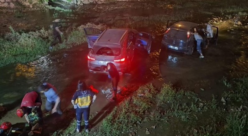Makas atan otomobille birlikte iki araç dereye uçtu: 6 yaralı