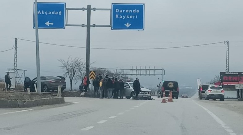 Malatya'da iki otomobil çarpıştı: 4 yaralı