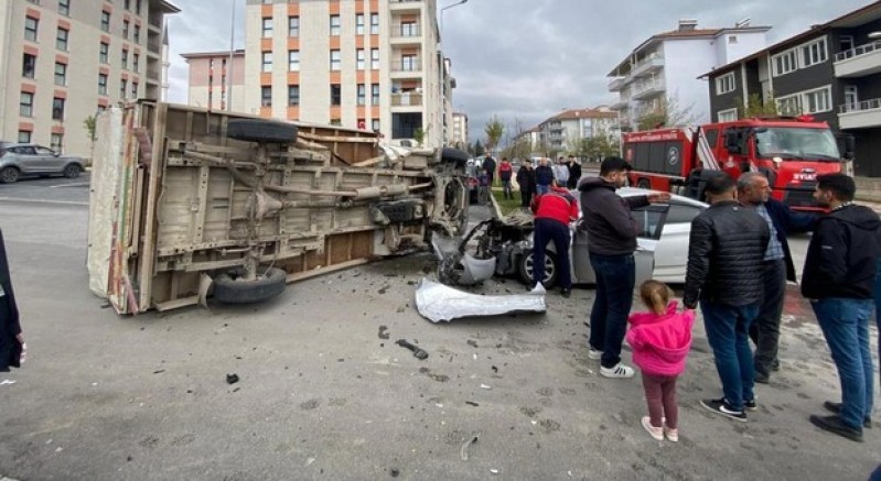 Malatya'da kamyonet ile otomobil çarpıştı: 2 yaralı