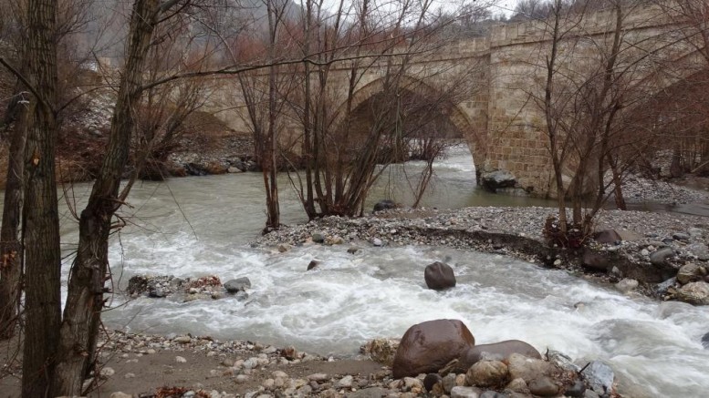 Malatya'da sağanak ve kar yağışı dereleri taşırdı