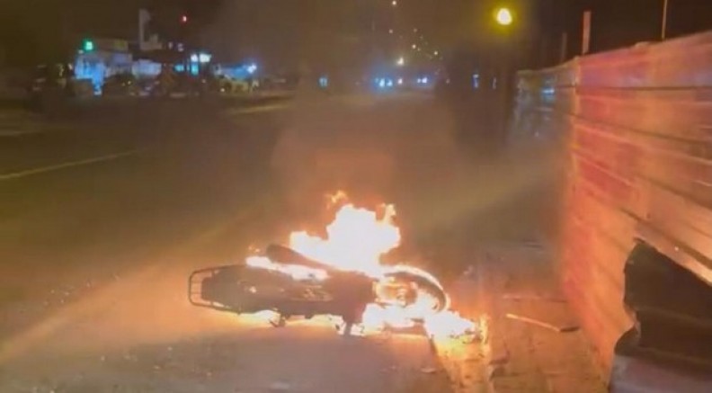 Malatya'da seyir halindeki motosiklet alev alev yandı