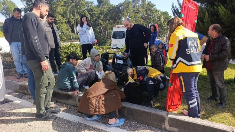 Manavgat'ta motorlu bisiklet takla attı: 1'i ağır 2 yaralı