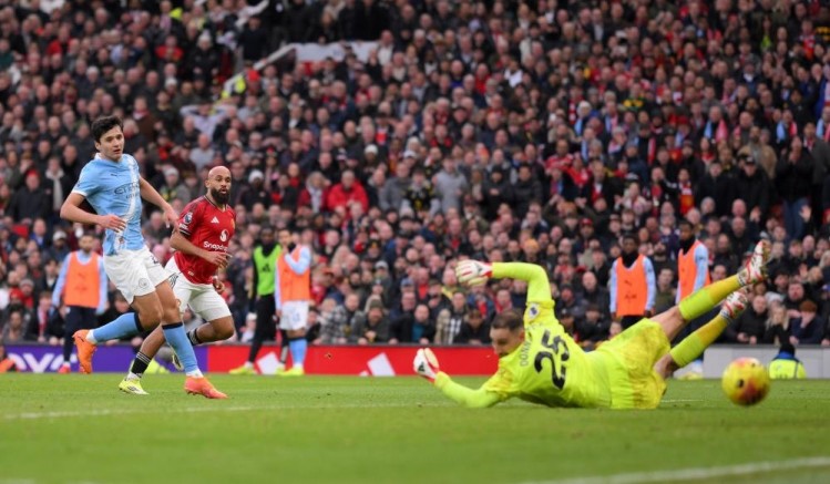 Manchester derbisinde kazanan Kırmızılar oldu