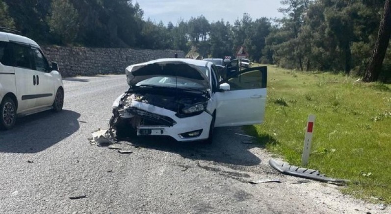 Manisa’da otomobiller çarpıştı: 4 kişi yaralandı