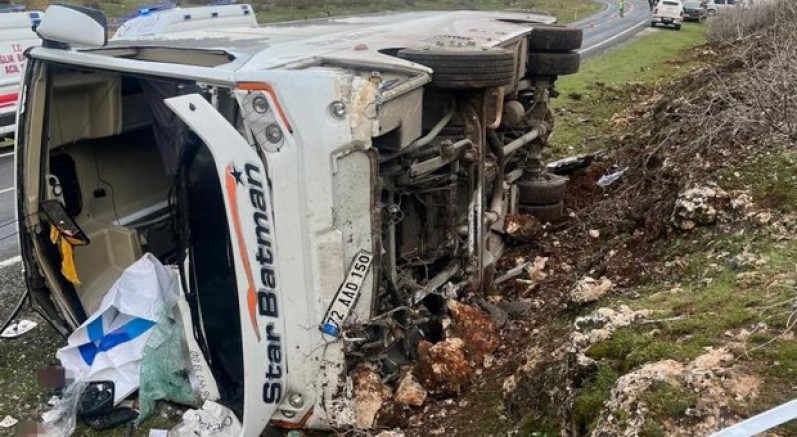 Mardin’de yolcu otobüsü devrildi: 24 yaralı