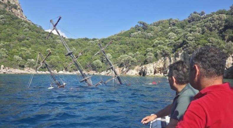 Marmaris'te gezi teknesi battı
