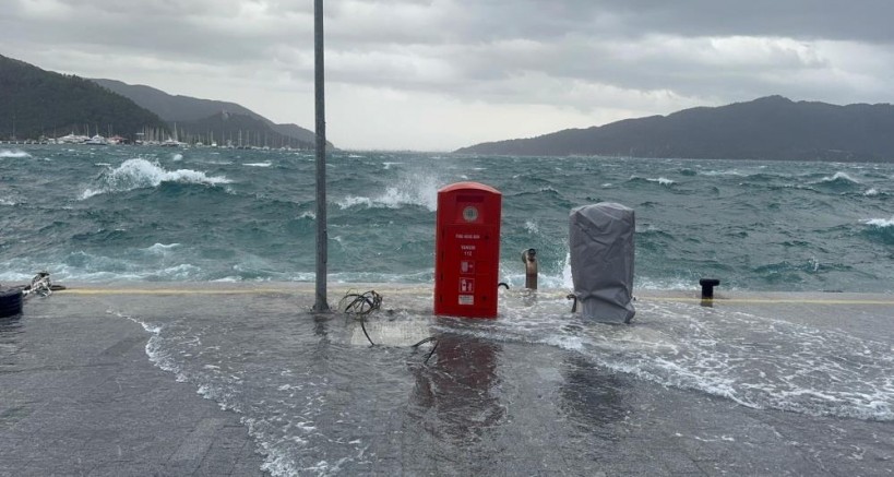 Marmaris’te şiddetli rüzgar denizi taşırdı