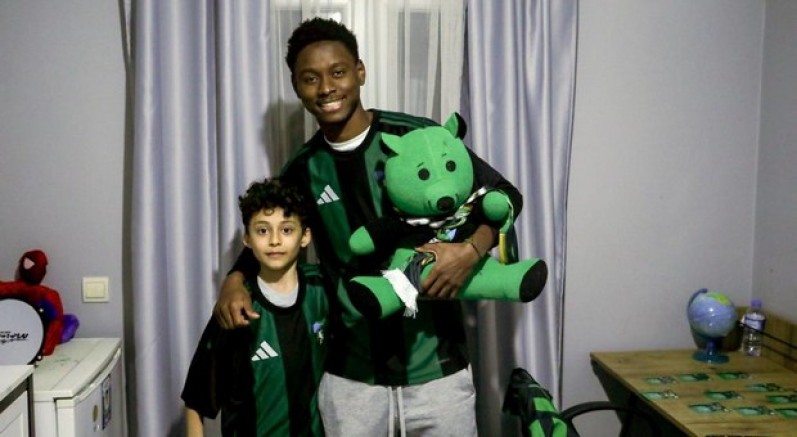 Maskot kostümünden futbolcu çıktı
