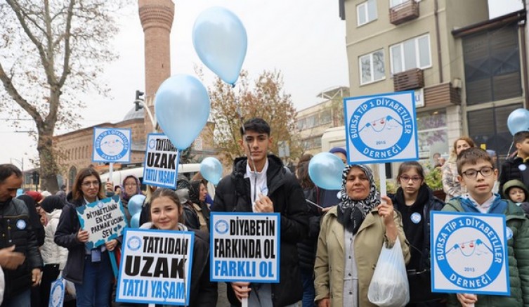 Mavi balonlar gökyüzüne bırakıldı