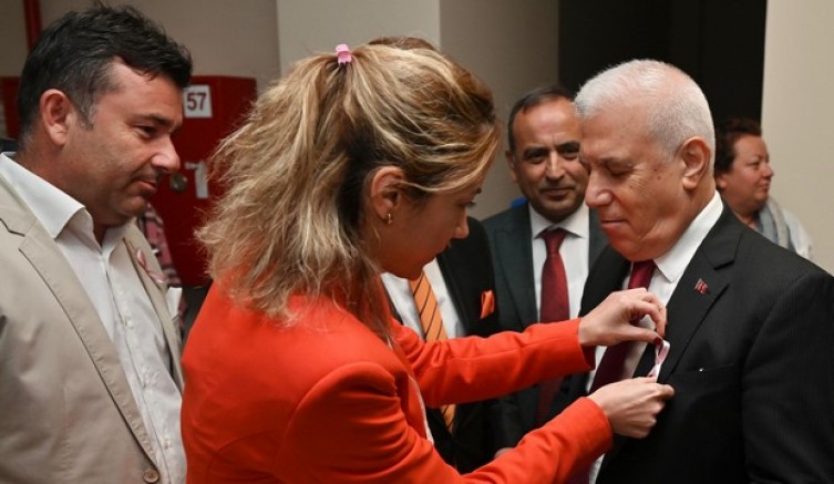 Meme kanserine ‘pembe kurdele’ ile dikkat çekildi