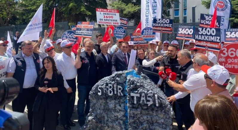 Memurlar taleplerini "sabır taşı" ile dile getirdi