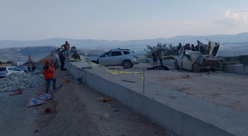 Mermerler minibüsü parçaladı: 1 ölü, 3 yaralı