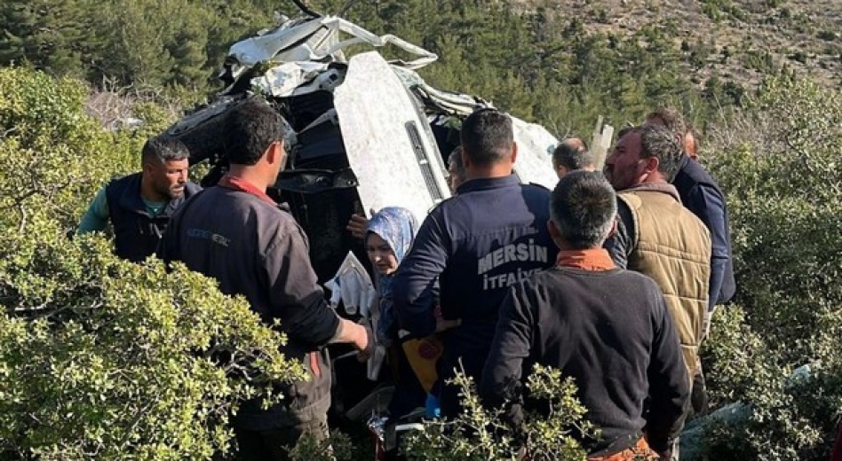 Mersin'de işçi servisi uçurumdan yuvarlandı: Ölü ve çok sayıda yaralı var