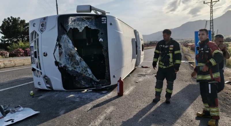 Mersin’de öğrenci servisi devrildi: 17 yaralı