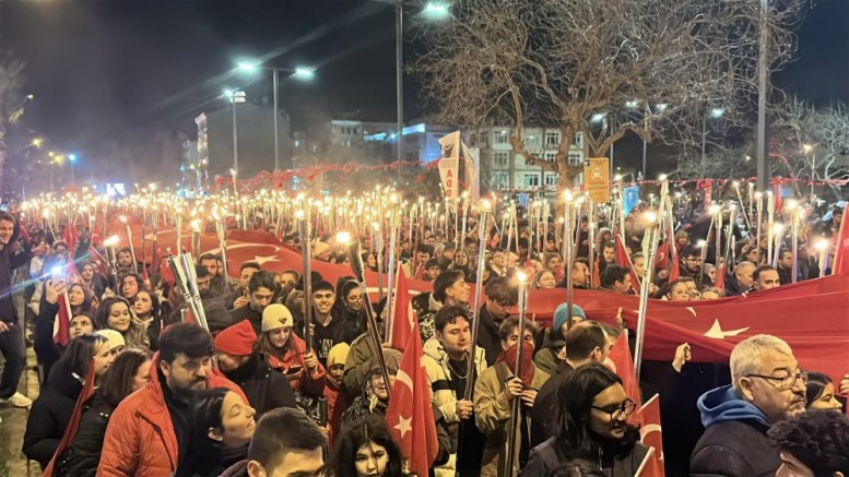 Meşaleler Çanakkale şehitleri için yandı