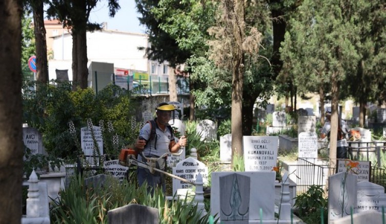 Mezarlıklar bayrama hazır