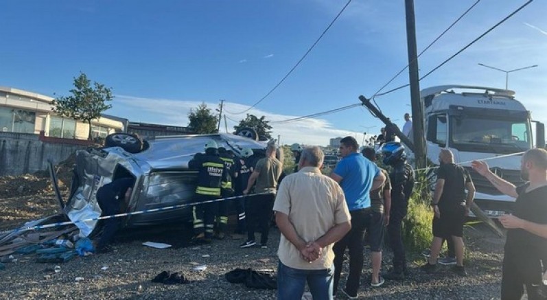 Midibüs ile panelvan çarpıştı: 1 ölü, 8 yaralı