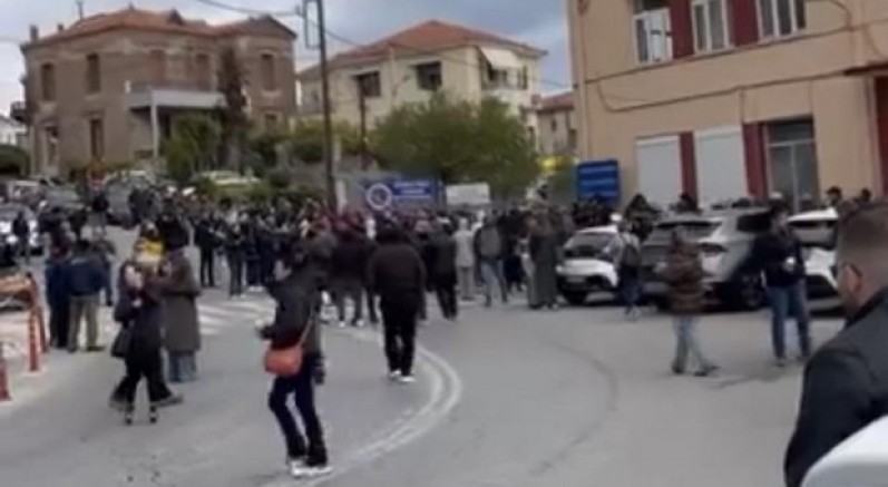Midilli'de mahsur kalanlar eyleme başlayınca kapılar açıldı