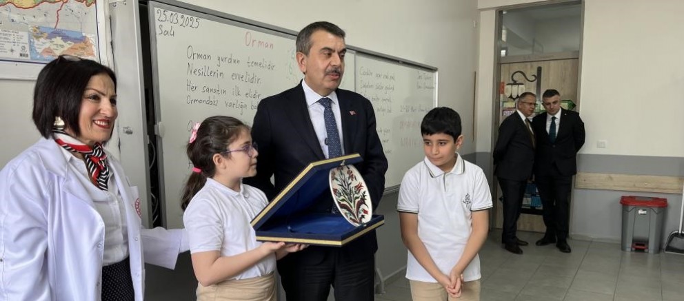 Milli Eğitim Bakanı Bursalı öğrenciyi kırmadı!