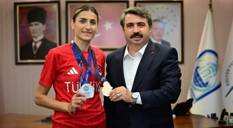 Milli tekvandocu, madalya sevincini Başkan Oktay Yılmaz'la paylaştı