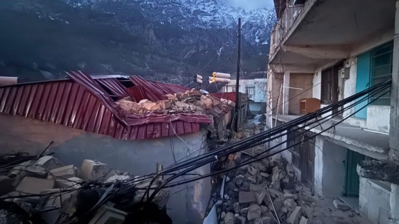 Minare yıkıldı, çatılar uçtu