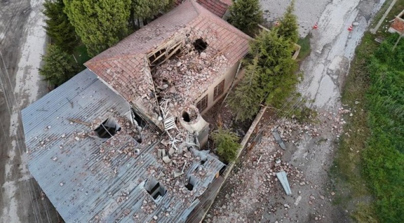 Minare yıkıldı, imam yaralandı