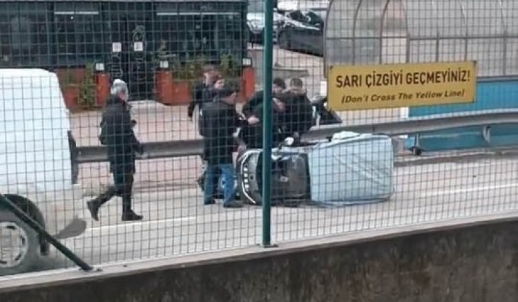Mini otomobili rüzgar devirdi