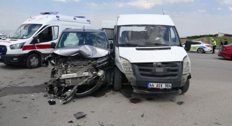 Minibüs ile hafif ticari araç çarpıştı: 8 yaralı