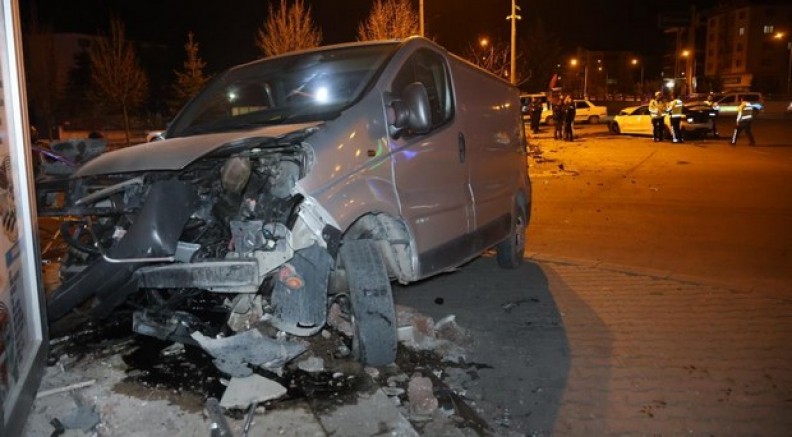 Minibüs ile otomobil çarpıştı: 1'i ağır 3 yaralı
