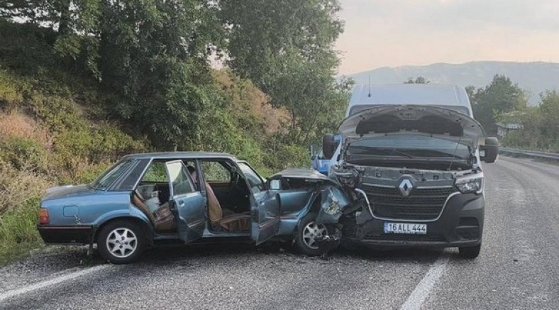 Minibüs ile otomobil çarpıştı 2 yaralı