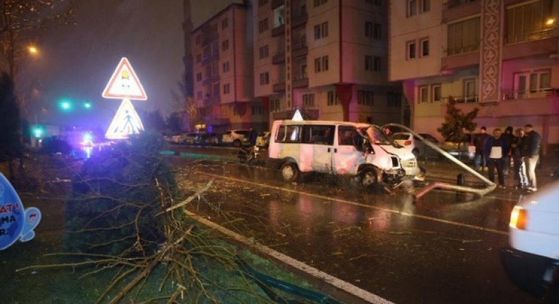 Minibüs refüje çarpıp karşı şeride geçti: 1 yaralı