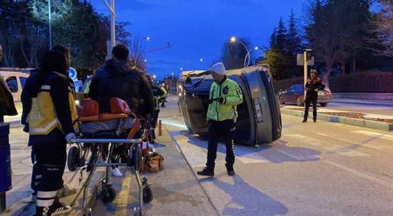 Minibüsle çarpışan cip yan yattı: 1 yaralı