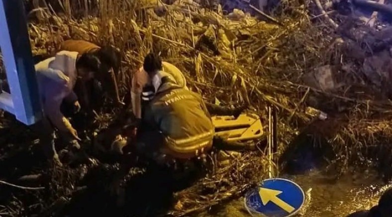 Minibüsle çarpışan motosiklet su kanalına devrildi