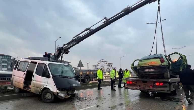 Minibüsle otomobil çarpıştı: 1'i ağır 5 yaralı