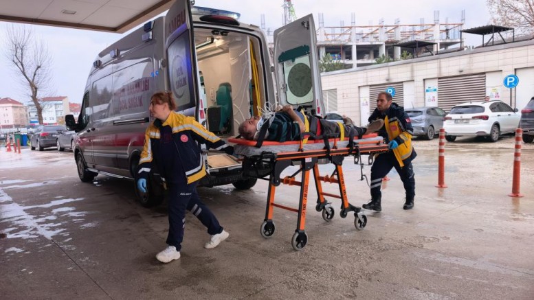 Minibüsünden inen sürücüye araç çarptı