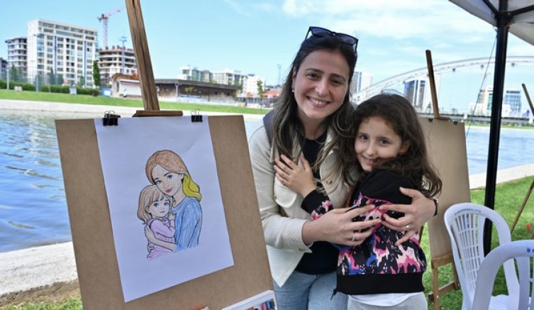 Minik ressamlardan Anneler Günü hediyesi